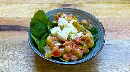 Salade de tomate, concombre, pois chiche, sucrine, feta et vinaigrette grecque au citron