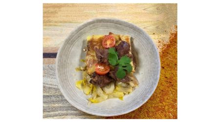 Carbonade de boeuf : boeuf confit et caramélisé (spécialité Belge), gratin de pomme de terre, endives braisés