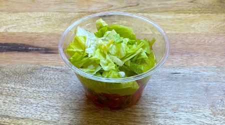 Salade d'avocat, dés de tomate, iceberg, sauce citronnée