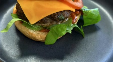 Burger de bœuf aux légumes fondants et potatoes