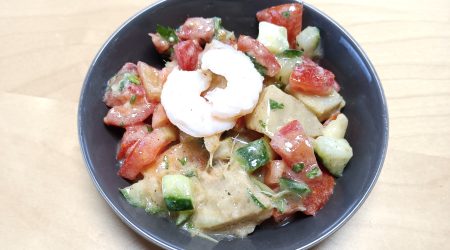 Salade bretonne : crevettes, tomates, concombre, artichaut et vinaigrette au cidre
