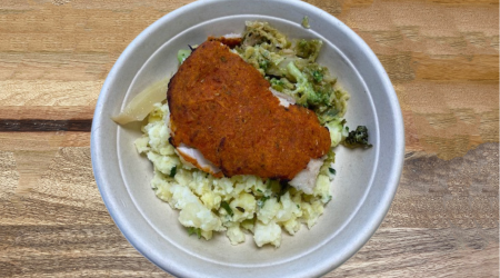 Lieu en croûte de tomate et parmesan, chou vert et brocoli et écrasée de pommes de terre aux cebettes