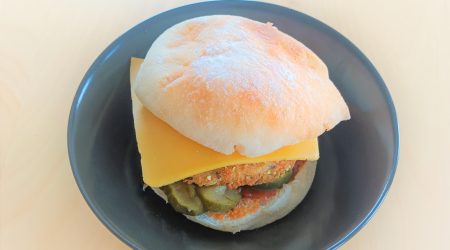 Burger poulet, légumes grillés, fromage et potatoes